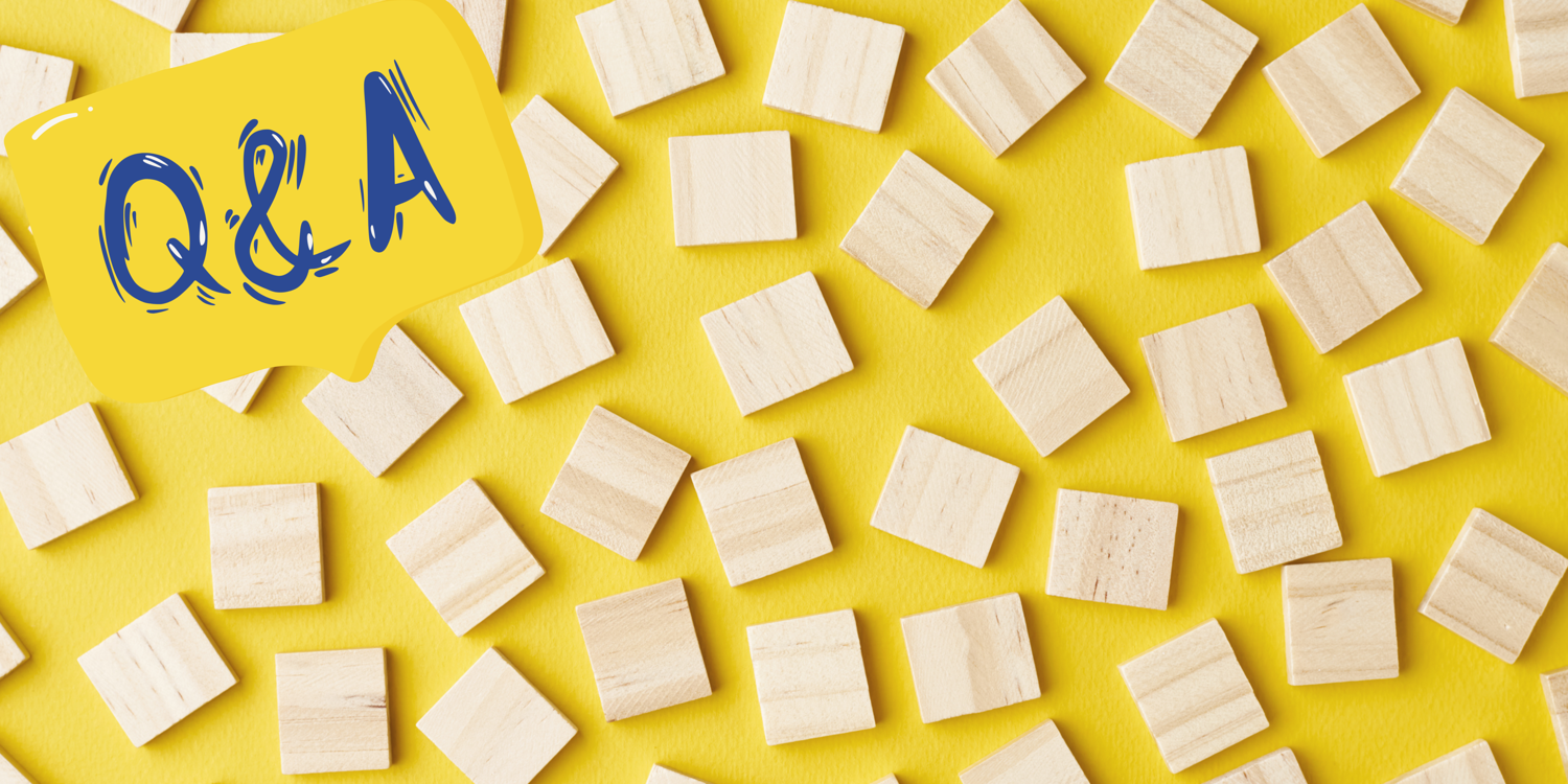 canva Ein Memoryspiel aus Holz / im linken oberen Rand stehen die Buchstaben 'Q&A' für Question and Answer