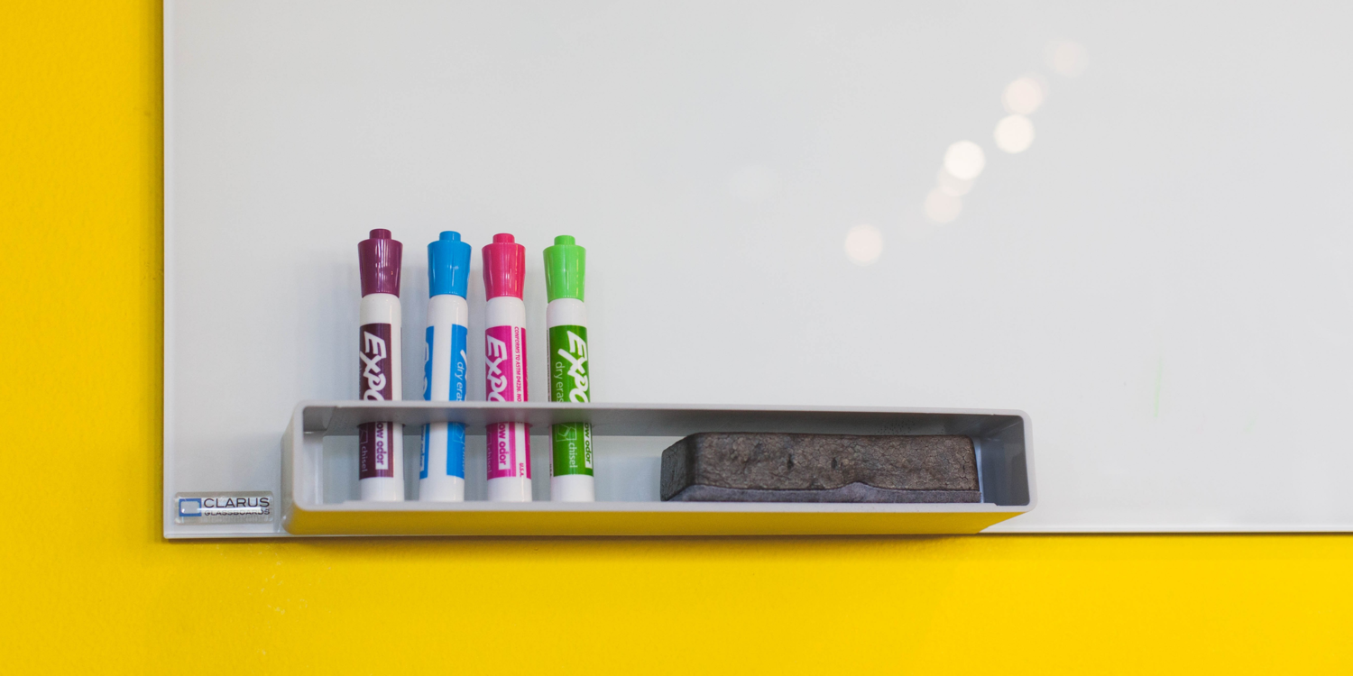 canva Whiteboard mit einem violetten, hellblauen, rosaroten und grünen Whiteboardmarker. Neben den Stiften liegt ein Schwamm
