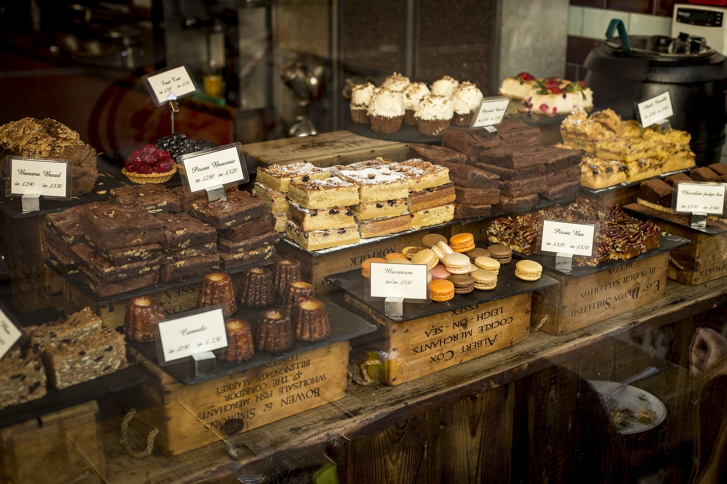 Verkaufsstand mit verschiedenen Kuchen