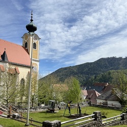 Pfarre St. Gallen / Ulrich Diel Die Firma Leitner hat mitten in unseren Pfarrgarten eine Linde gesetzt.