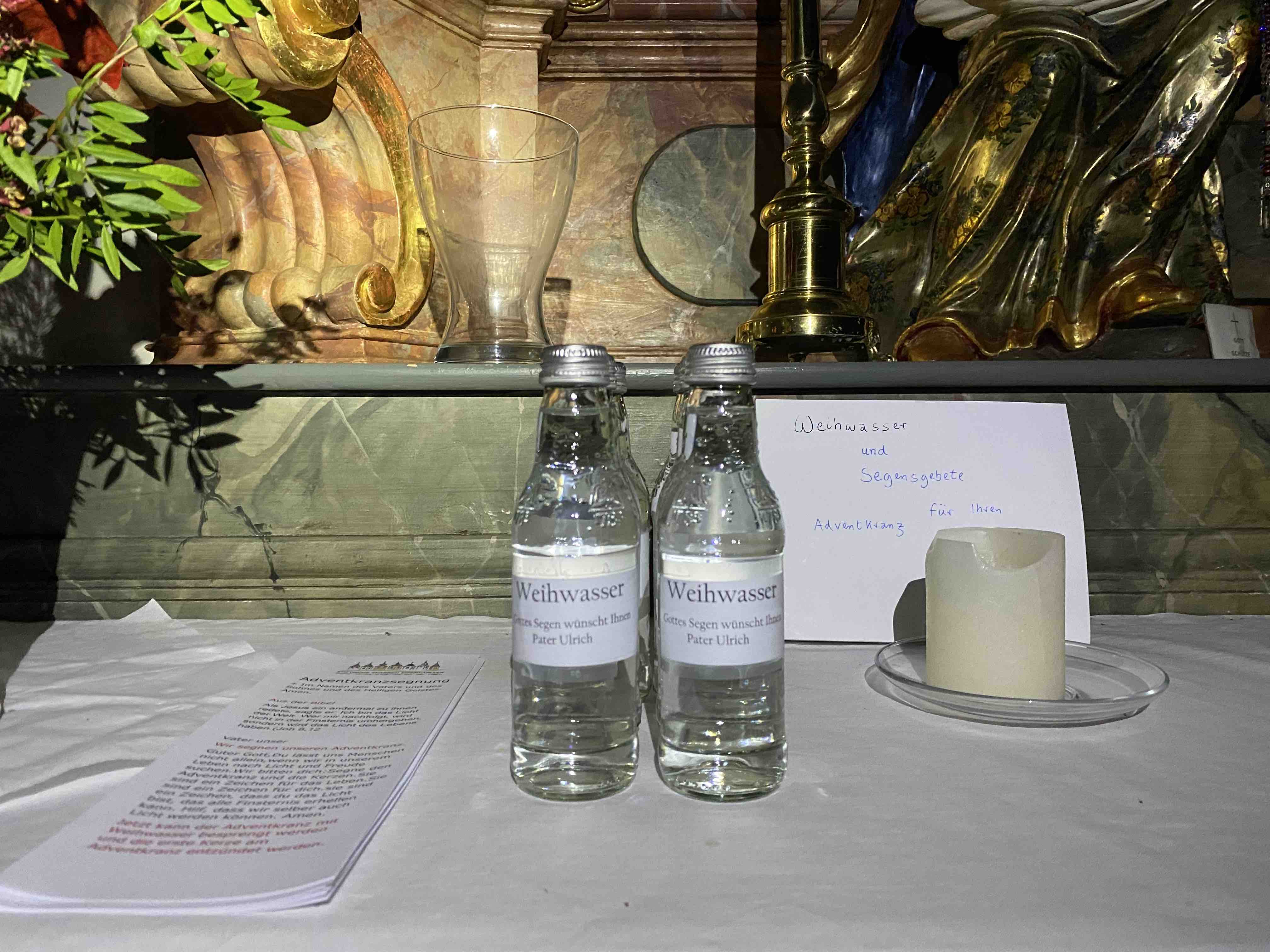 Weihwasserfläschchen in den Kirchen / Ulrich Diel OSB Altenmarkt an der Enns