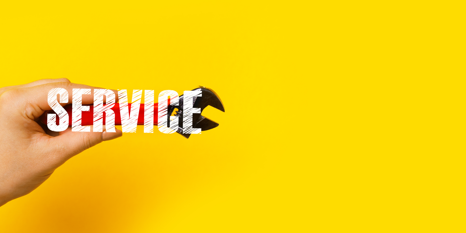 canva Eine Hand, die einen Maulschlüssel hält. Im Vordergrund steht 'Service' geschrieben.