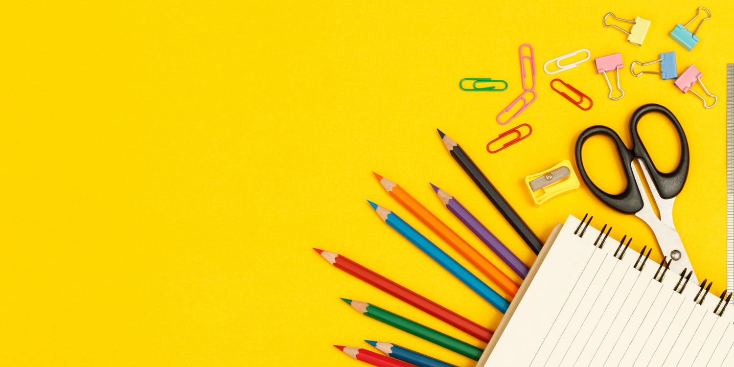 canva Auf dem Bild sind acht Buntstifte, eine Schere, ein Notizblock, sechs Büroklammer, ein Spitzer und fünf Klemmen zu sehen.