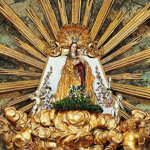 Innenansicht Basilika / Pfarre Graz-Mariatrost  Die Gnadenstatue stammt aus dem Stift Rein, aus dem Jahre 1460.