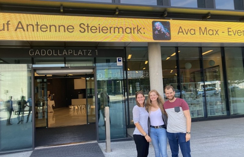 Mila Colina, Anja Asel und Lukas Plöbst vor dem Styria Media Center in Graz