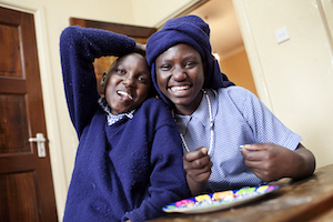 Mary Jane and Lorna Atieno (links nach rechts) im Rescue Dada Center fuer Maedchen, die als Strassenkinder in Nairobis Slums gelebt haben.