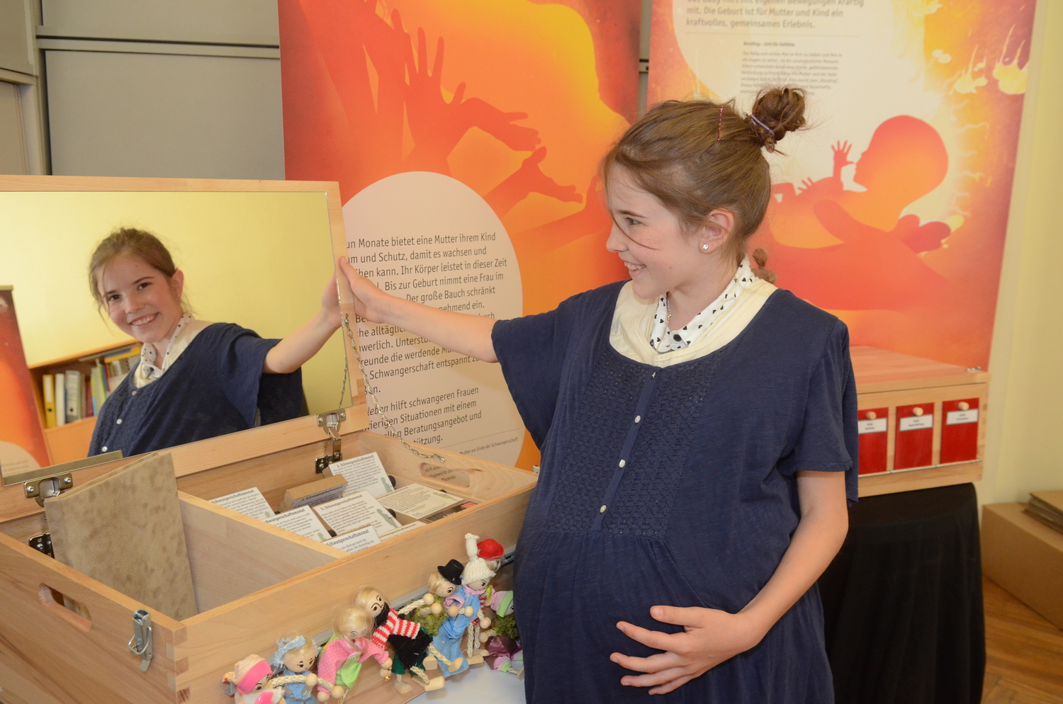 Alina (11 Jahre) mit umgebundenem Babybauch; Ausstellung 'LebenErleben' der aktion leben / Schwangerschaft f?r Kinder aufbereitet